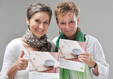 Cornelia Schäfer, rechts, und Eva Kräling präsentieren die Projektbroschüre »Gut leben in NRW«.